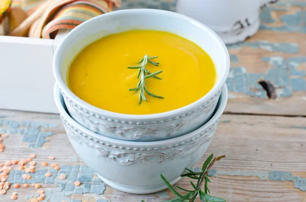 Pumpa grädde soppa med linser och rosmarin — Stockfoto