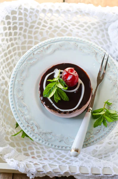 Mini bolo de queijo com cerejas — Fotografia de Stock