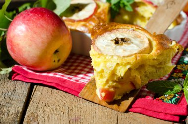 Tarçınlı elmalı turta.