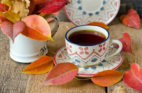 A cup of tea on the table with autumn leaves — Stock Photo, Image