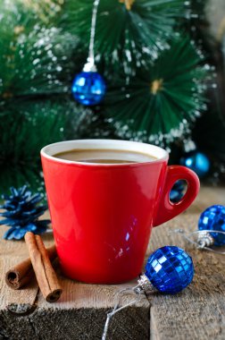 bir fincan kahve ile Noel dekorasyonları ahşap bir masa üzerinde