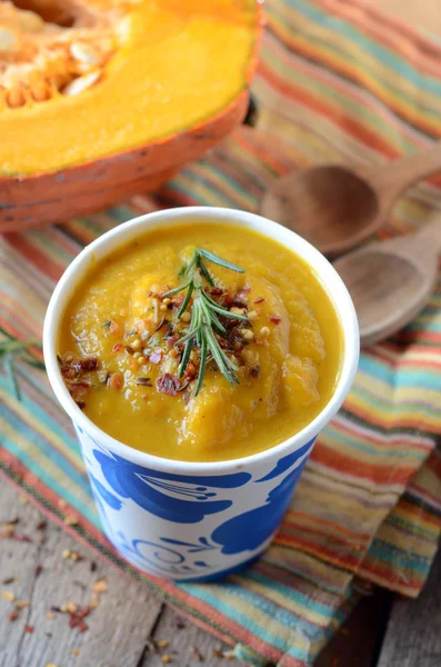 Sopa de creme de abóbora com pimenta e especiarias — Fotografia de Stock