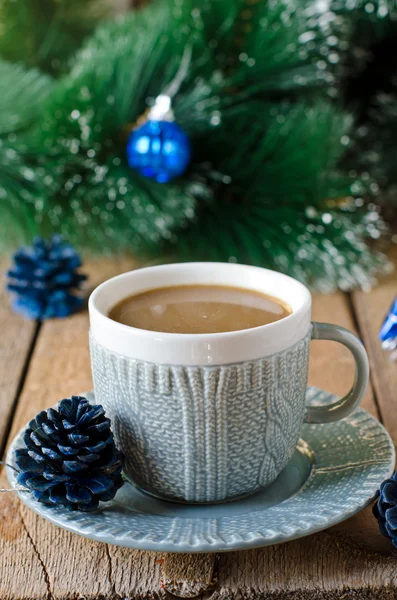Eine Tasse Kaffee auf einem Holztisch mit Weihnachtsdekoration — Stockfoto