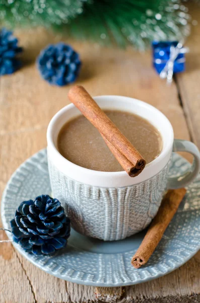 Eine Tasse Kaffee auf einem Holztisch mit Weihnachtsdekoration — Stockfoto