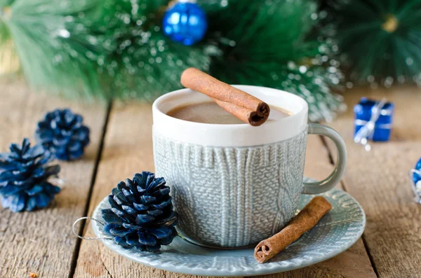Чашка кофе на деревянном столе с рождественскими украшениями — стоковое фото