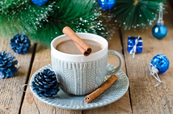 Una taza de café en una mesa de madera con decoraciones navideñas —  Fotos de Stock