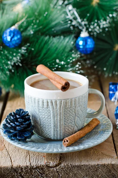 Una taza de café en una mesa de madera con decoraciones navideñas —  Fotos de Stock