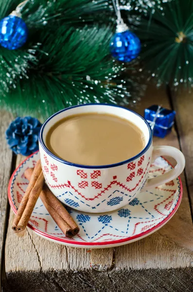 Una taza de café en una mesa de madera con decoraciones navideñas —  Fotos de Stock