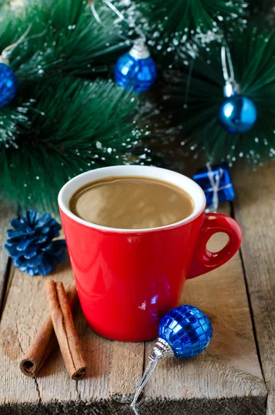 Чашка кофе на деревянном столе с рождественскими украшениями — стоковое фото