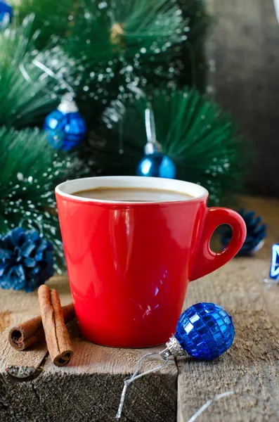 Eine Tasse Kaffee auf einem Holztisch mit Weihnachtsdekoration — Stockfoto