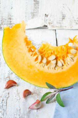 bir parça taze kabak, adaçayı ve sarımsak