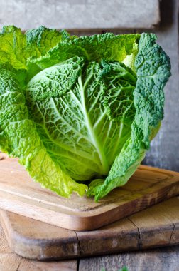 taze savoy lahana ahşap tablo