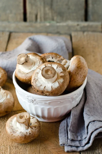 Cogumelos frescos em uma tigela — Fotografia de Stock