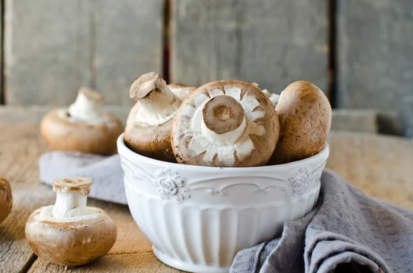 Fresh mushrooms in a bowl — Stock Photo, Image