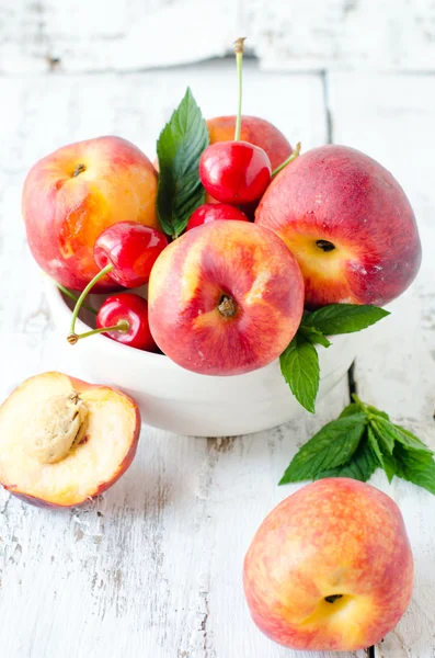 Fresh peaches in a bowl — Stock Photo, Image
