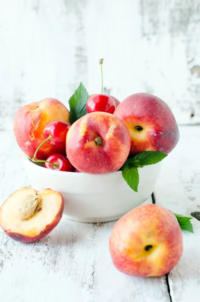 Fresh peaches in a bowl — Stock Photo, Image