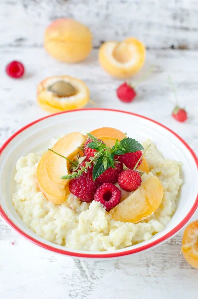 Oatmeal with berries and fruits — Stock Photo, Image