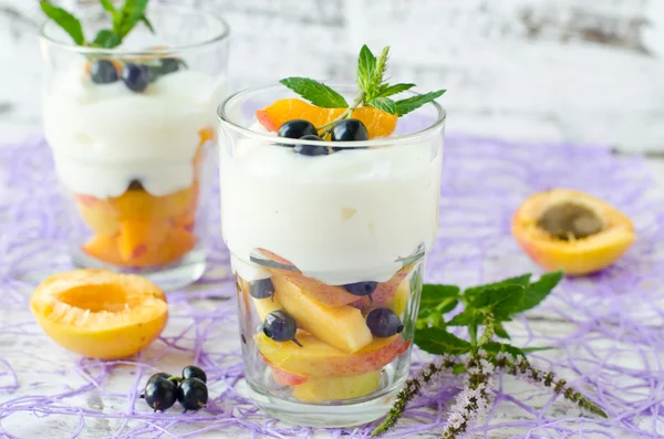 Сливочный десерт с фруктами и ягодами — стоковое фото