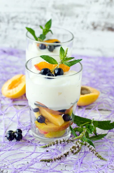 Crème dessert met fruit en bessen — Stockfoto