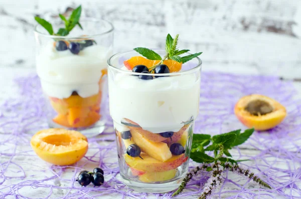 Dessert alla panna con frutta e bacche — Foto Stock