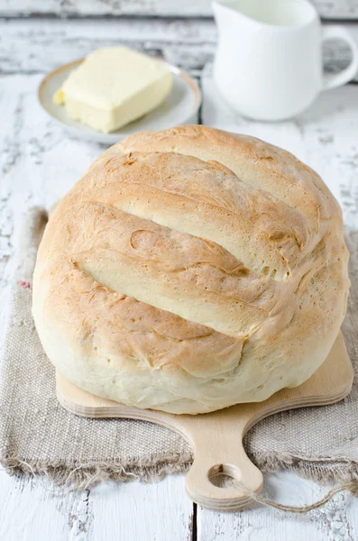 Домашний круглый хлеб — стоковое фото