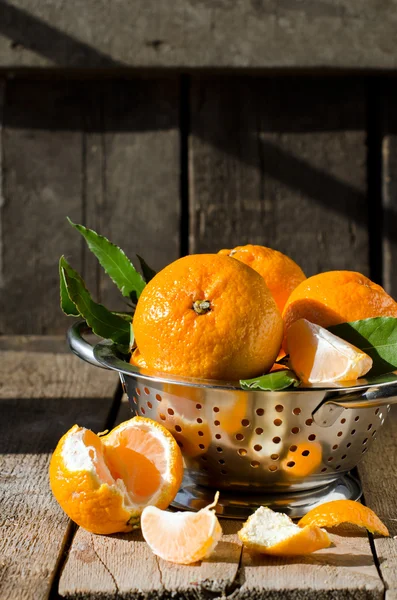 Mandarini in una ciotola su un tavolo di legno — Foto Stock