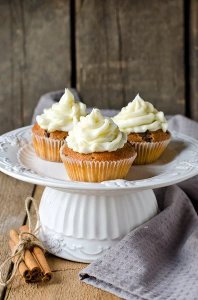 Cupcakes with cream cheese — Stock Photo, Image