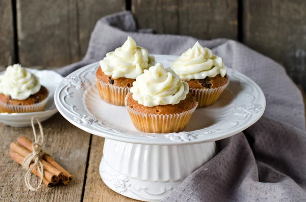 Cupcakes with cream cheese — Stock Photo, Image
