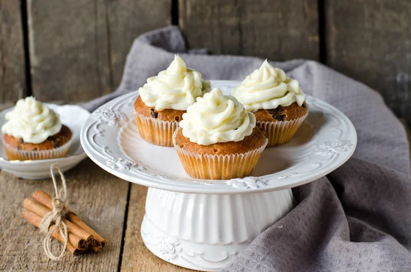 Cupcakes with cream cheese — Stock Photo, Image