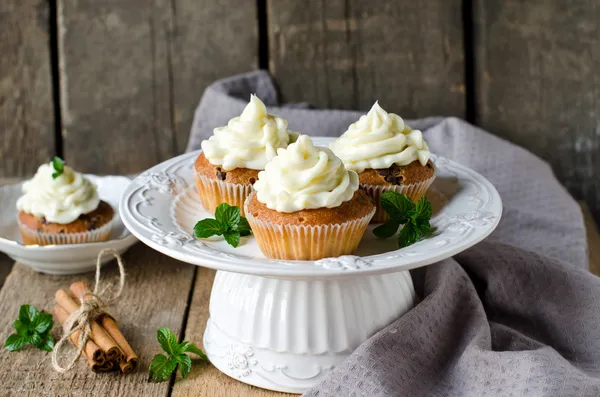 Cupcakes with cream cheese — Stock Photo, Image