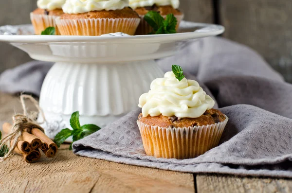 Cupcakes with cream cheese — Stock Photo, Image