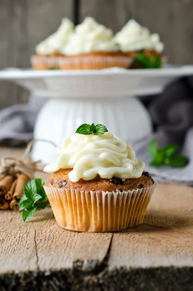 Cupcakes with cream cheese — Stock Photo, Image