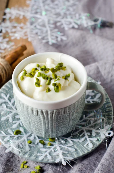 Pouding à la vanille dans une tasse — Photo