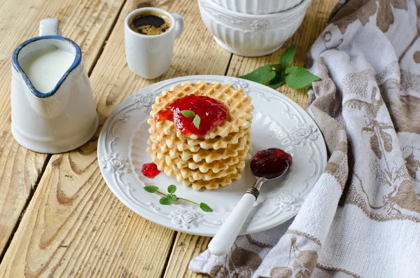 Gofres con mermelada para el desayuno — Foto de Stock