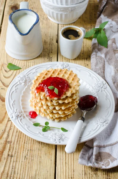 Gofres con mermelada para el desayuno —  Fotos de Stock