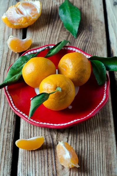 Mandarino fresco su un piatto su un tavolo di legno, messa a fuoco selettiva — Foto Stock