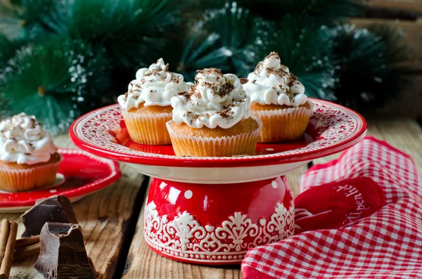 Cupcakes de Noël à la crème fouettée et au chocolat — Photo