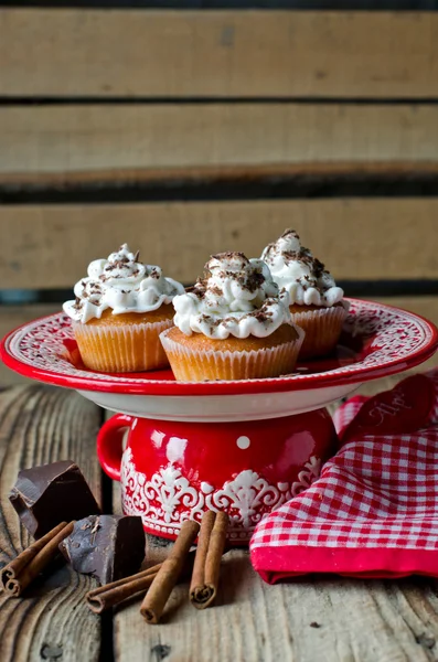 Cupcakes with whipped cream and chocolate — Stock Photo, Image