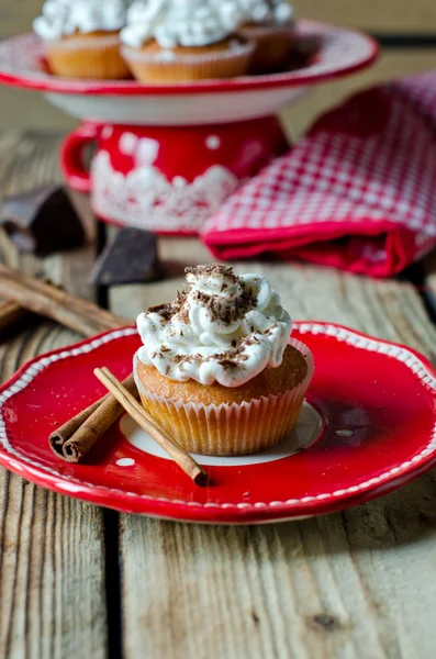 Cupcakes con crema batida y chocolate —  Fotos de Stock