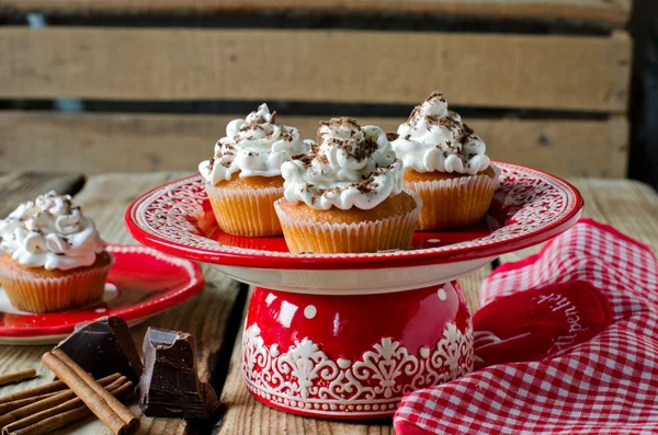 Cupcakes mit Schlagsahne und Schokolade — Stockfoto