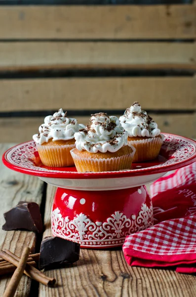 Cupcakes with whipped cream and chocolate — Stock Photo, Image