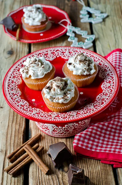 Cupcakes de Noël à la crème fouettée et au chocolat — Photo