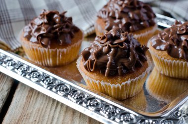 ile krem çikolata Cupcakes