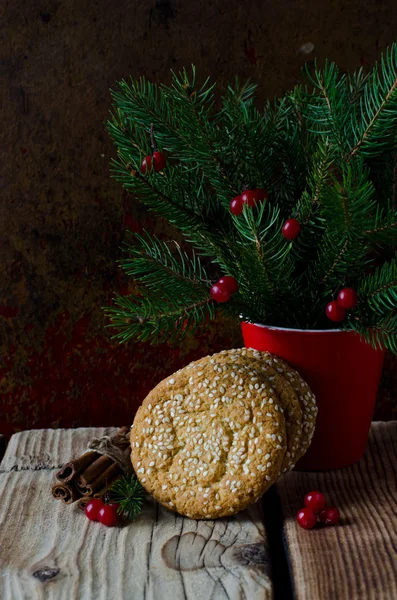 Galletas de Navidad sobre la mesa con decoraciones navideñas — Foto de Stock