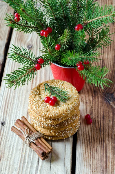 Різдвяне печиво на столі з різдвяні прикраси — стокове фото