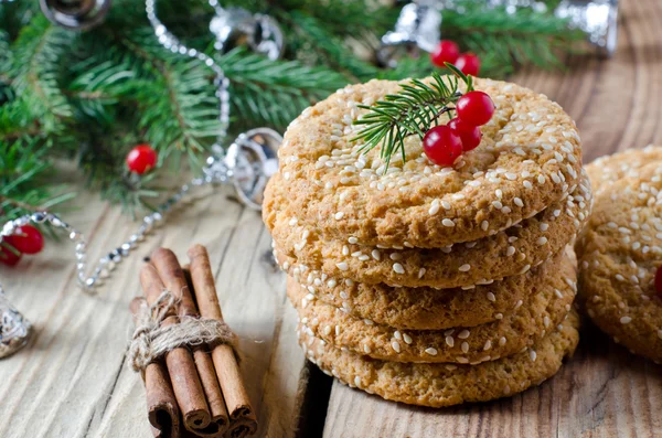Biscuits de Noël sur la table avec des décorations de Noël — Photo