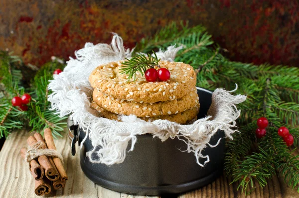 Різдвяне печиво на столі з різдвяні прикраси — стокове фото