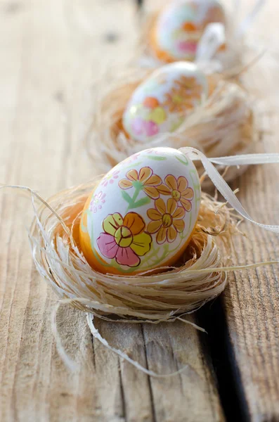 Malovaná velikonoční vajíčka na dřevěný stůl — Stock fotografie