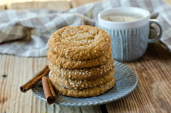 Biscotti su un tavolo di legno con una tazza di caffè — Foto Stock