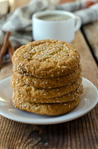 Cookies sur une table en bois avec une tasse de café — Photo